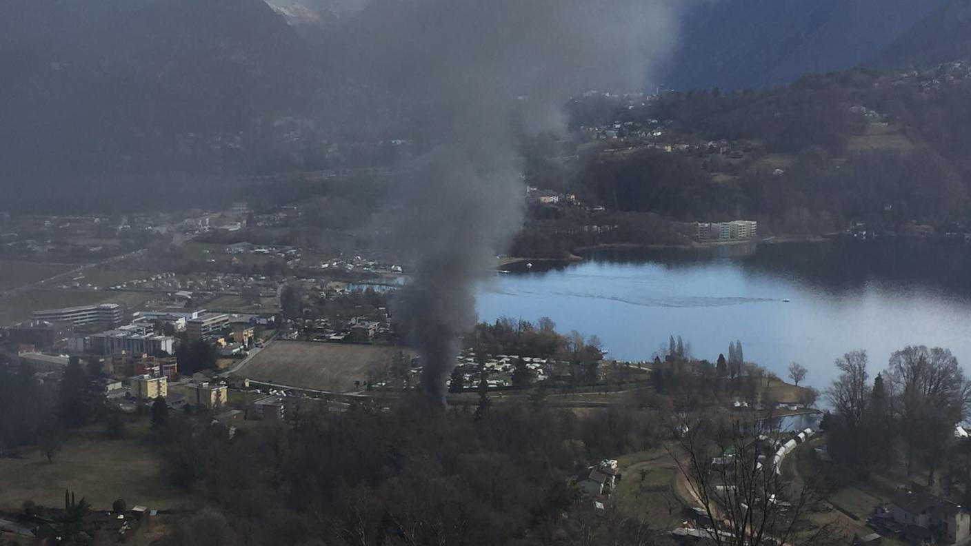 La densa colonna di fumo vista dall'alto