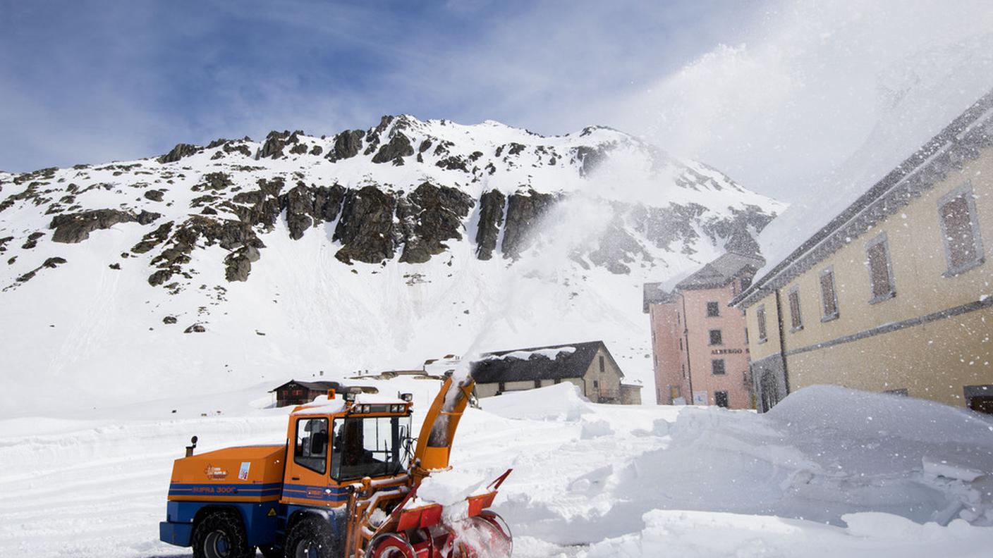 Sgombero della neve sul passo del San Gottardo