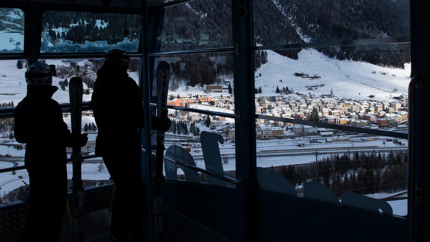 Salendo in funivia verso i campi da sci