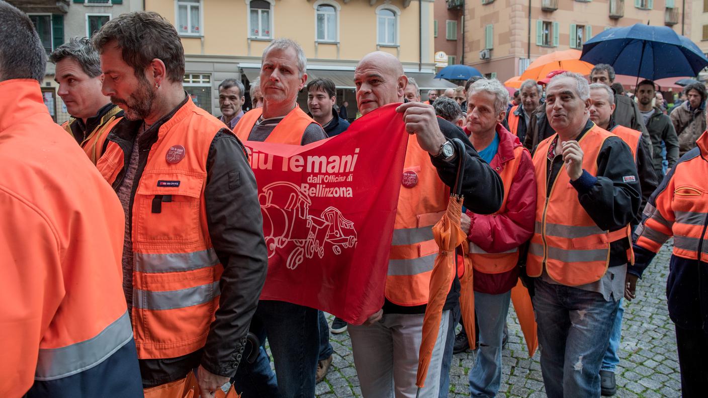 Ottobre 2015: gli operai mentre si recano a un incontro con Christian Vitta e Marina Carobbio