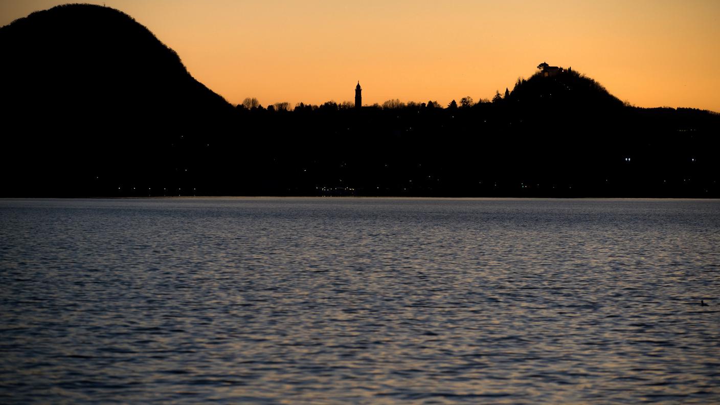 Il comune di Porto Ceresio al tramonto, visto da Morcote