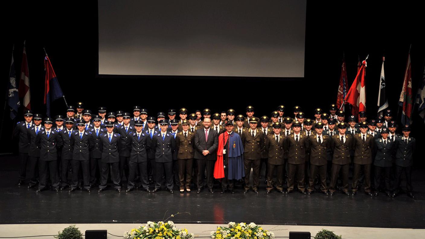 Foto di gruppo con il capo del Dipartimento delle istituzioni Norman Gobbi