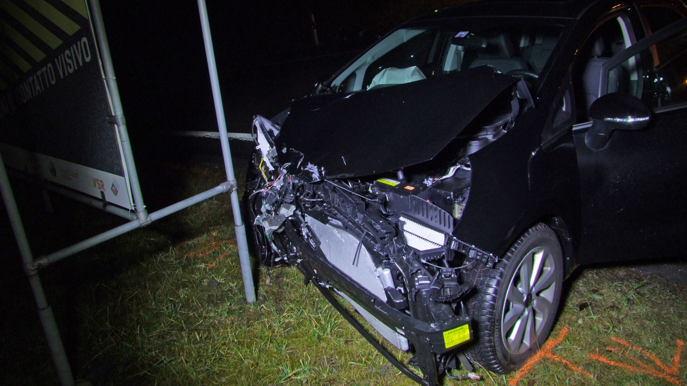 Una delle due auto coinvolte nell'incidente