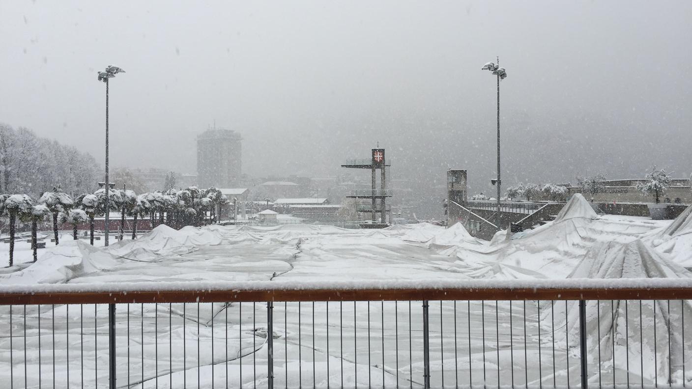 Giù il pallone del Lido di Lugano