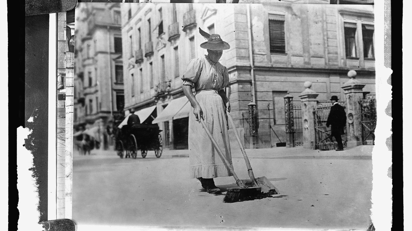 Donna che pulisce le strade (1909)