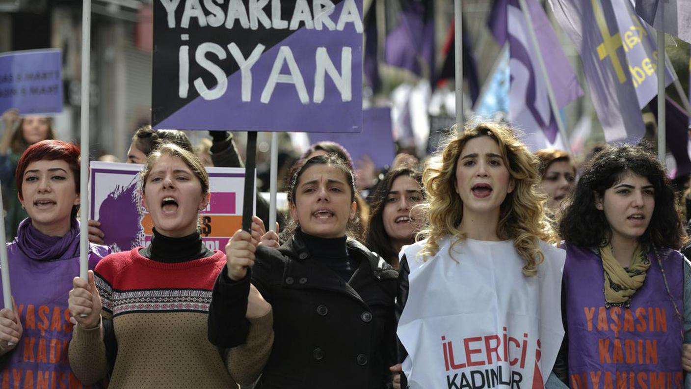 Donne che sfilano a Istambul