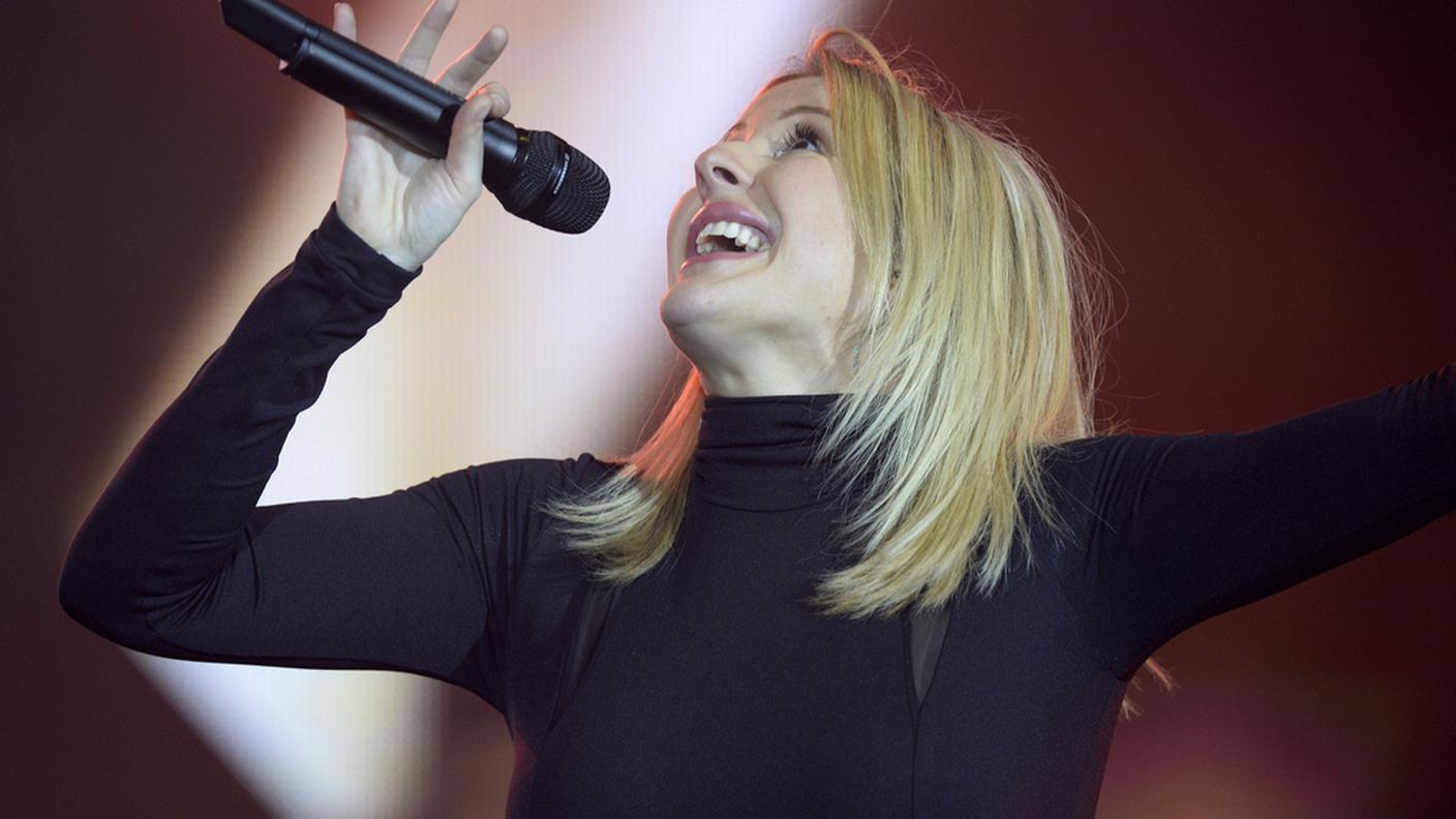 Ellie Goulding durante un concerto del mese scorso