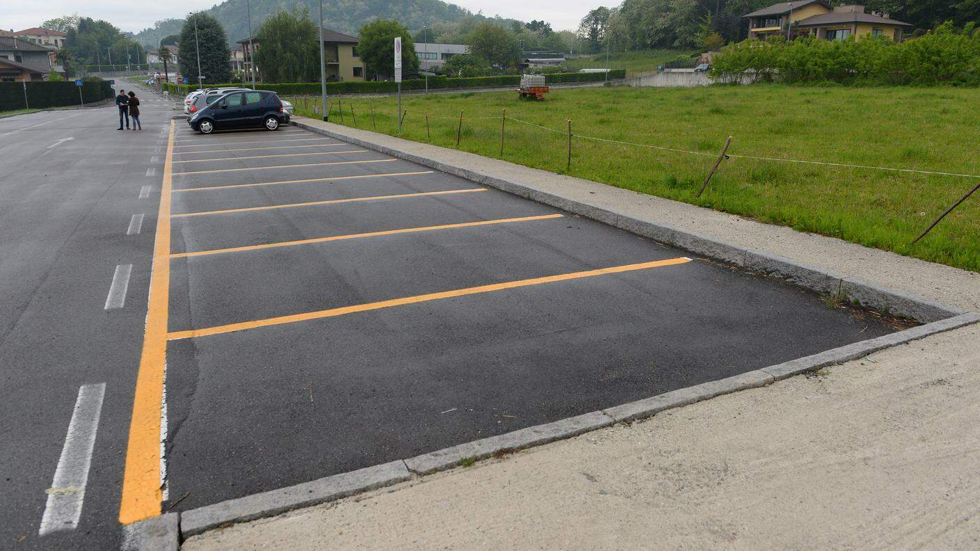 Il parcheggio per stimolare il car pooling tra i frontalieri realizzato a Bizzarone