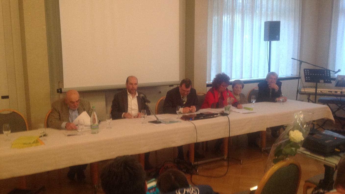 Il tavolo presidenziale, insieme al presidente Emanuele Besomi anche il vicesindaco di Bellinzona Felice Zanetti