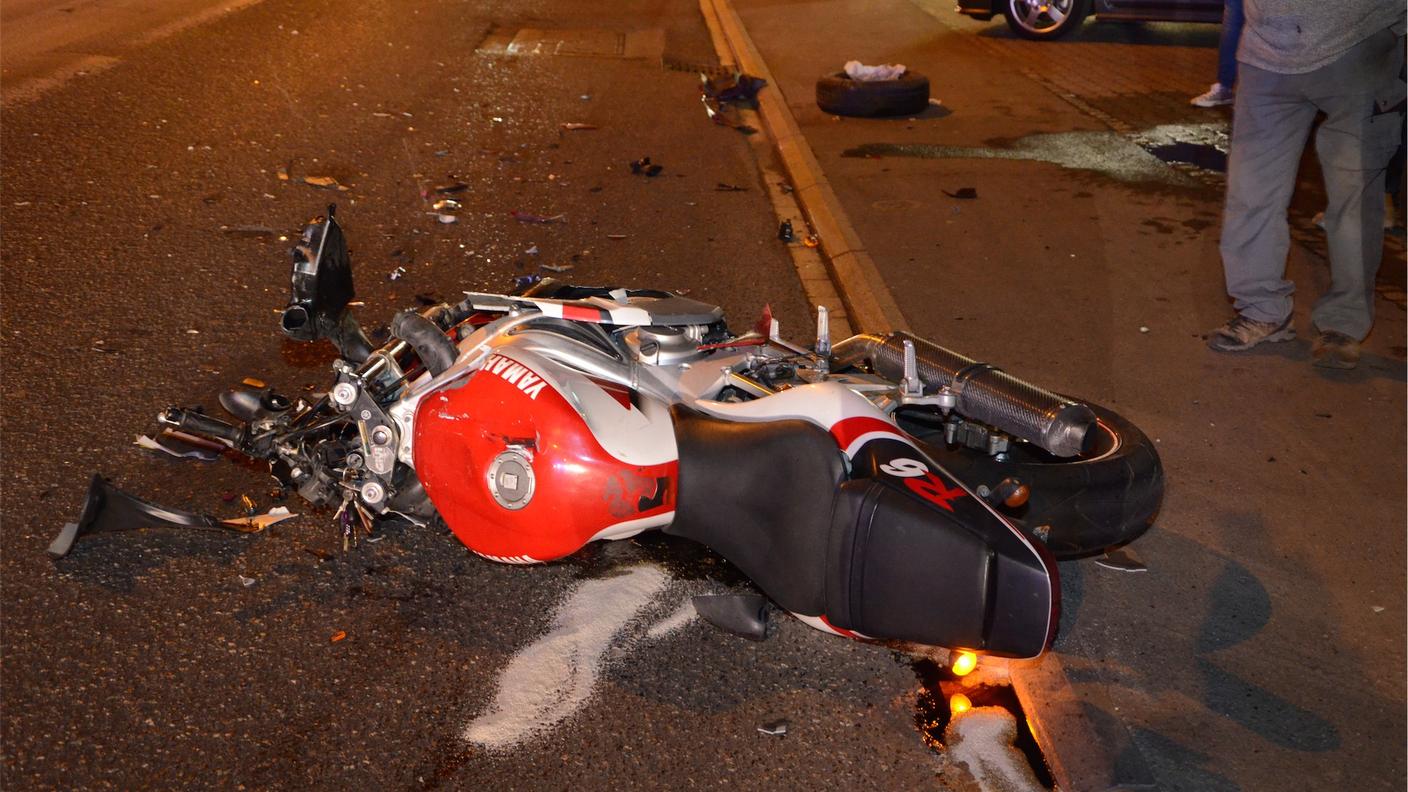 I resti della moto protagonista dell'incidente