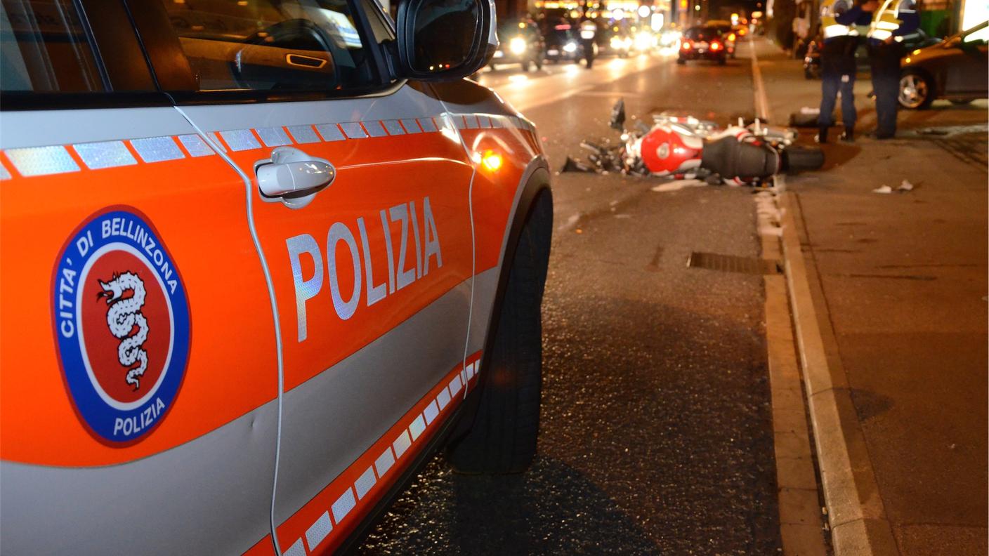 Moto tampona auto, ferite per il centauro e il suo passeggero