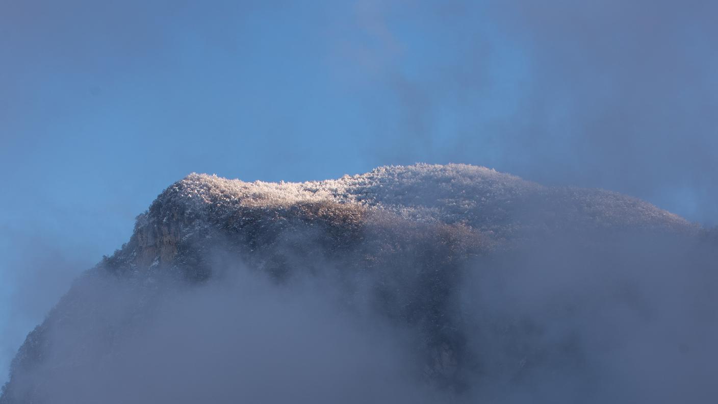 Pioggia a basse quote e montagne innevate