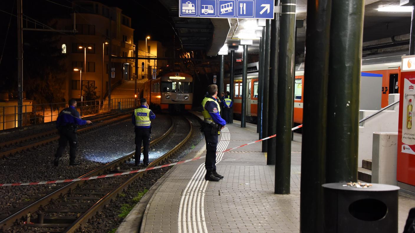 L'intervento della polizia alla stazione FLP
