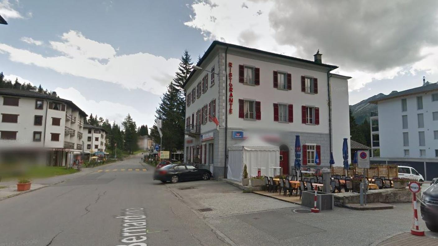 L'albergo si trova in centro paese, in faccia alla discesa per slitte e bob