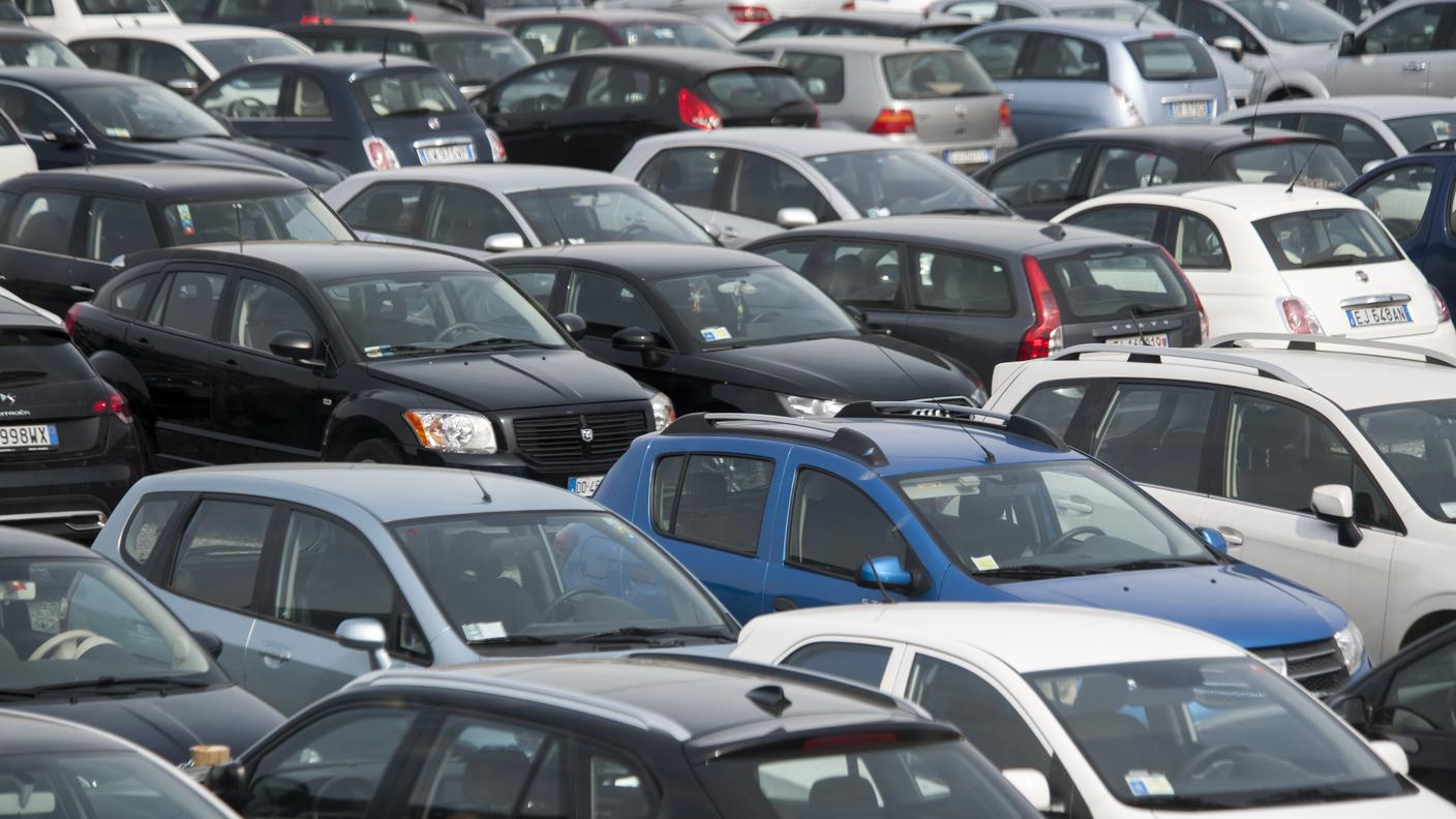 Autoveicoli in attesa della fine del turno in zona industriale a Stabio