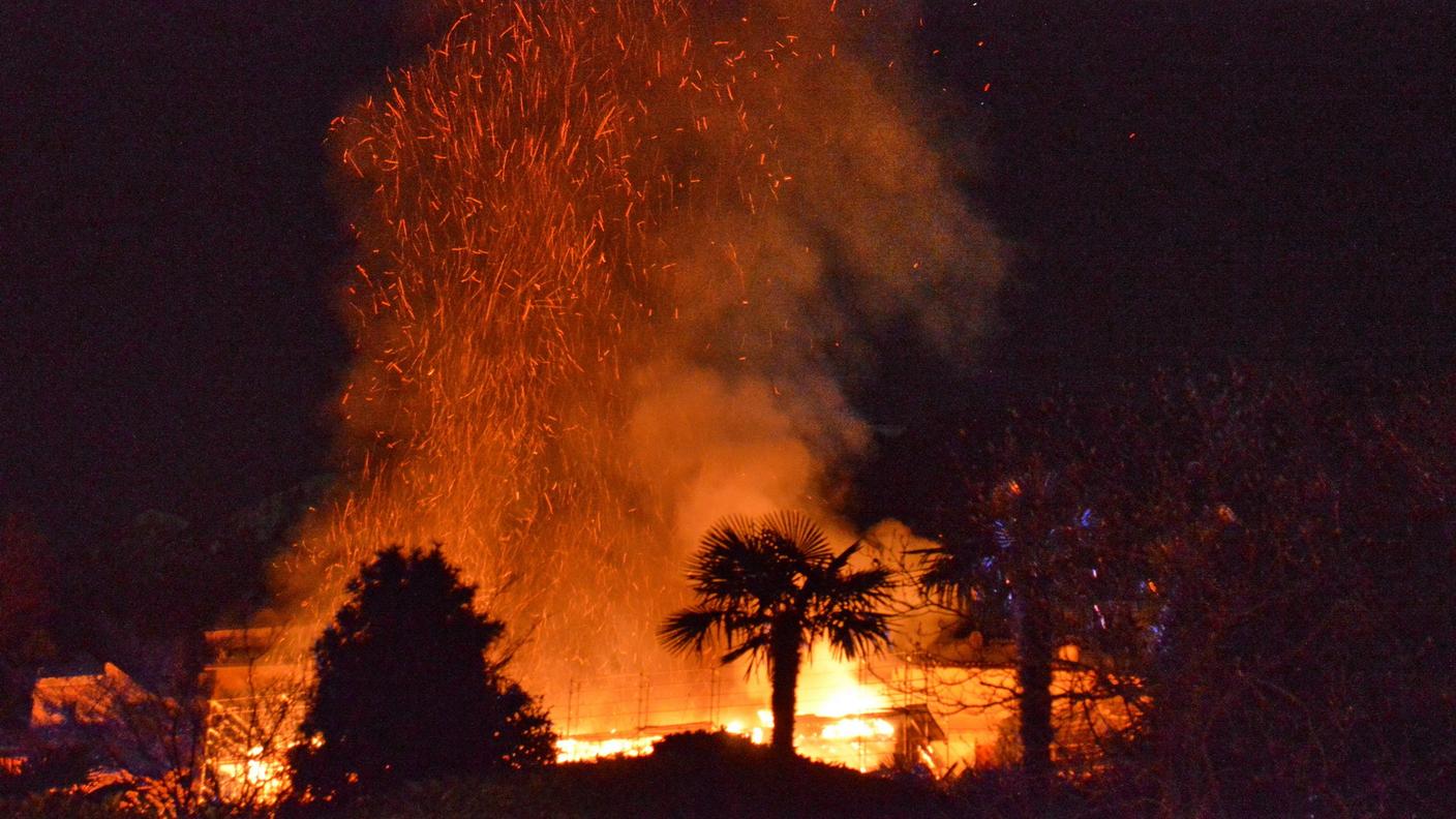 Le fiamme nel cantiere a Vira Gambarogno