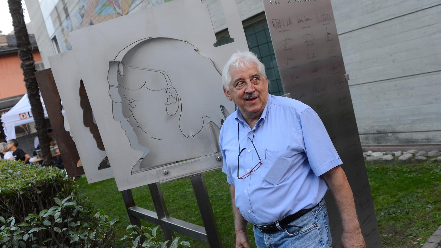 Al fianco di una delle sue sculture dedicate al "Nano"