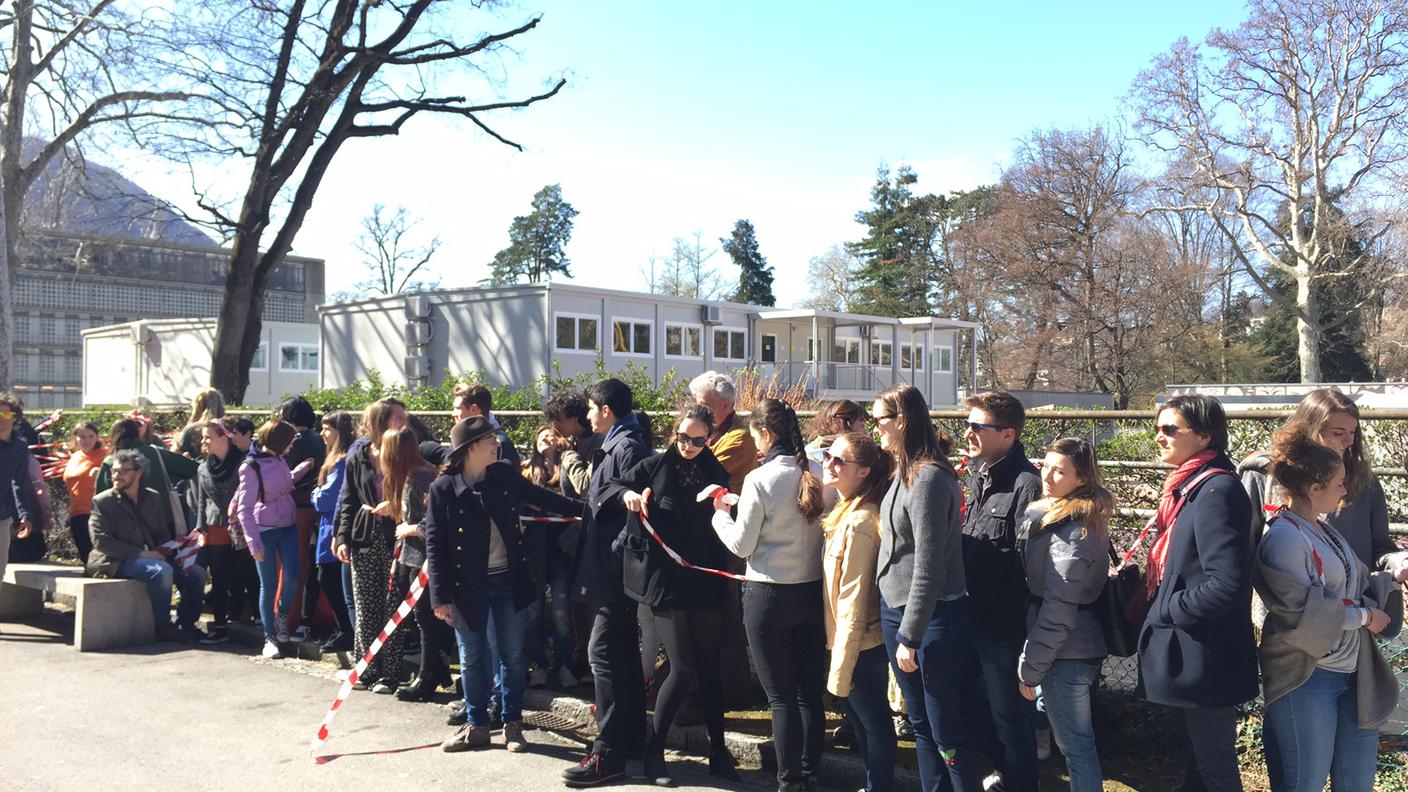 Al Lilu 1 gli studenti si sono legati alla ringhiera in segno di protesta