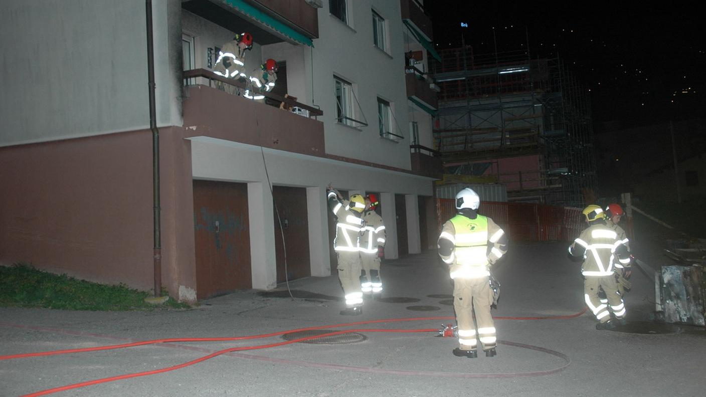 I pompieri al lavoro nell'appartamento in via Guioni