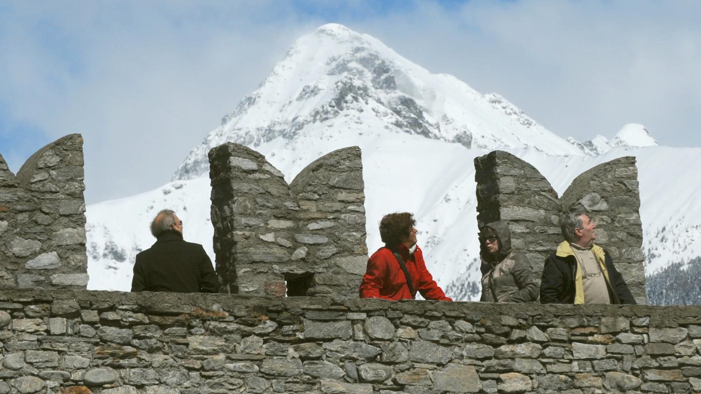 Turisti, malgrado il forte vento... 