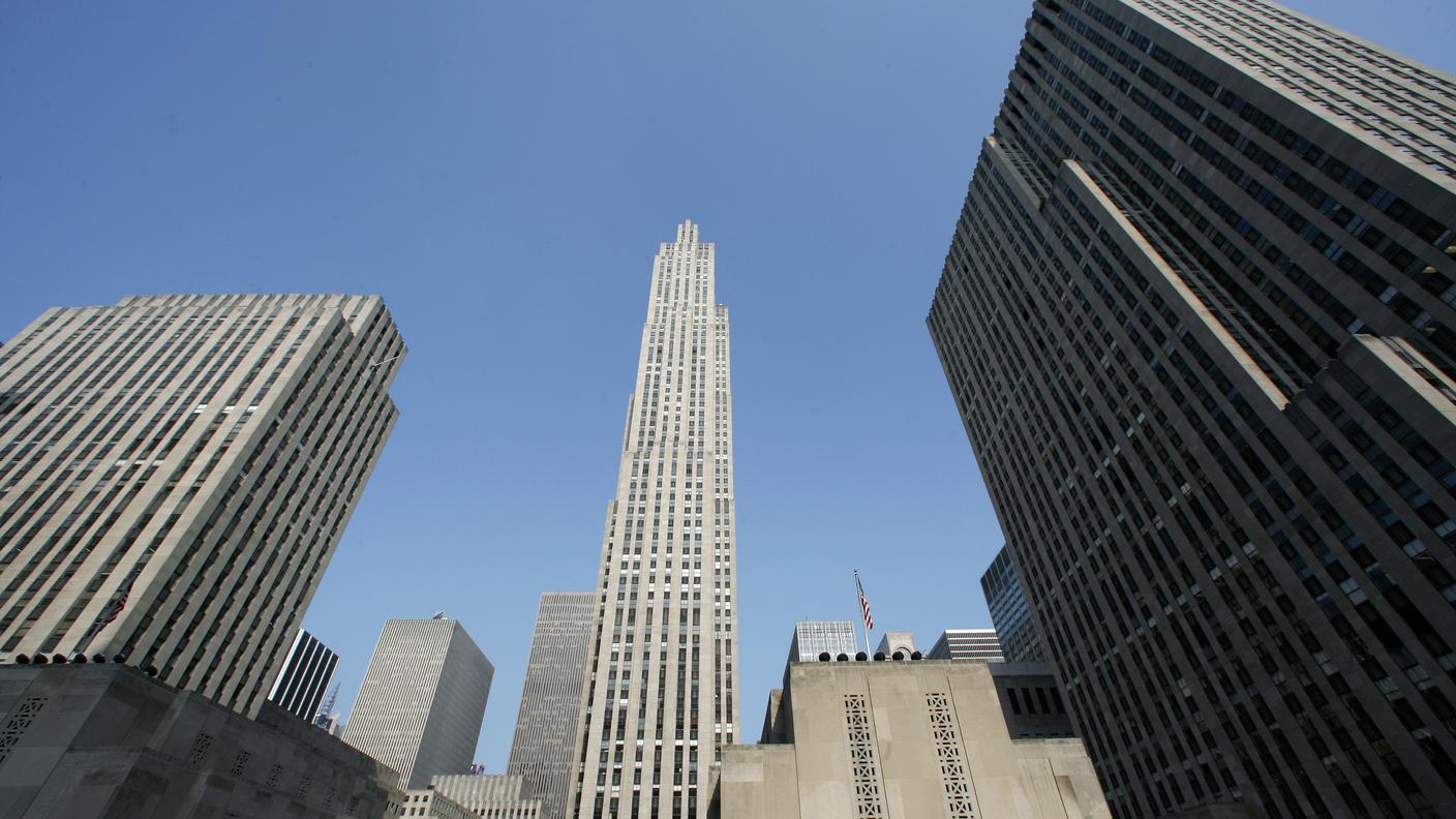 Sullo sfondo il Rockefeller Center a New York