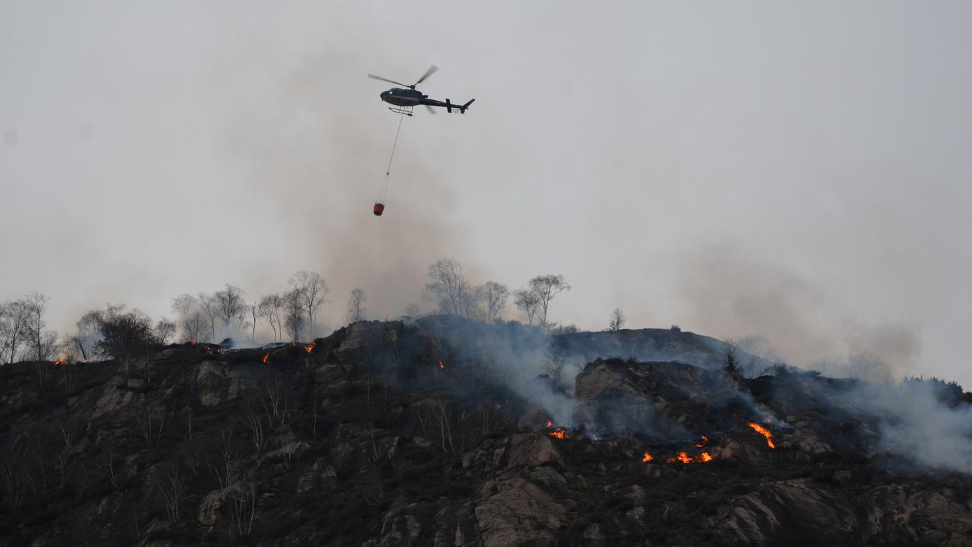 Uno degli elicotteri impiegati per spegnere l'incendio