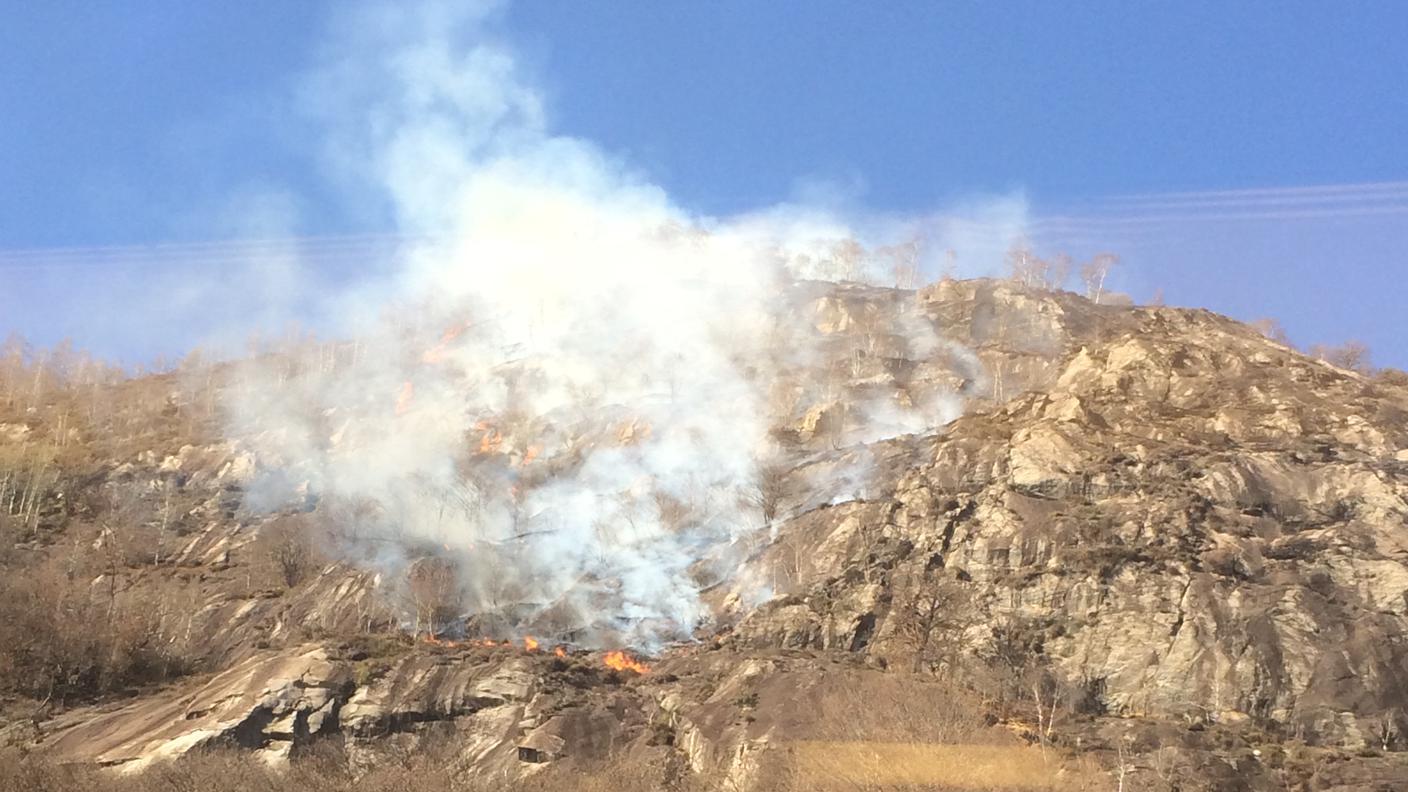 Fiamme e fumo sulla montagna