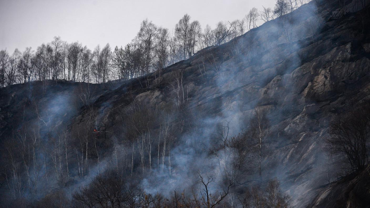 Le fiamme hanno tenuto impegnati i pompieri per due giorni