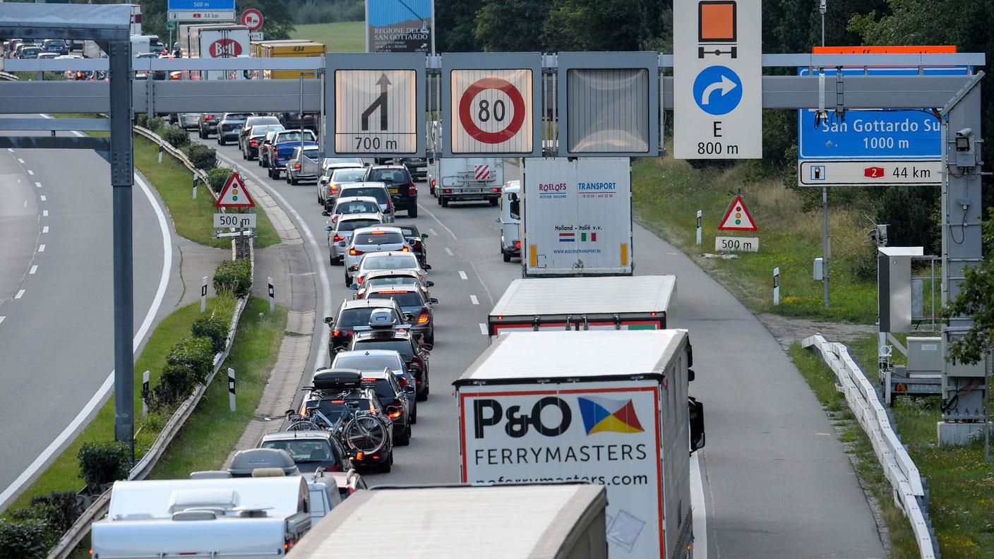 Pure martedì la fila di veicoli al portale Sud del San Gottardo è chilometrica