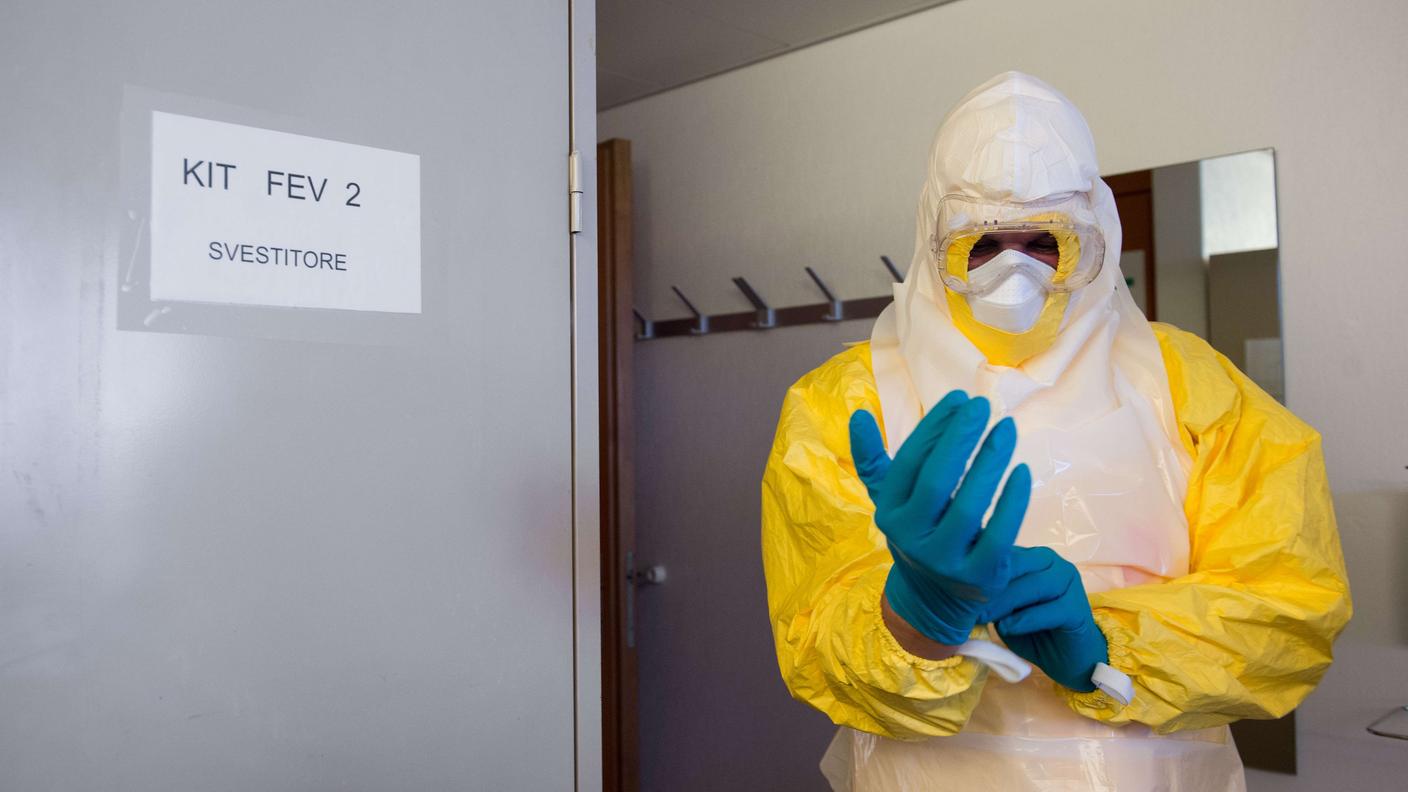 Un infermiere con gli indumenti di protezione in caso di Ebola