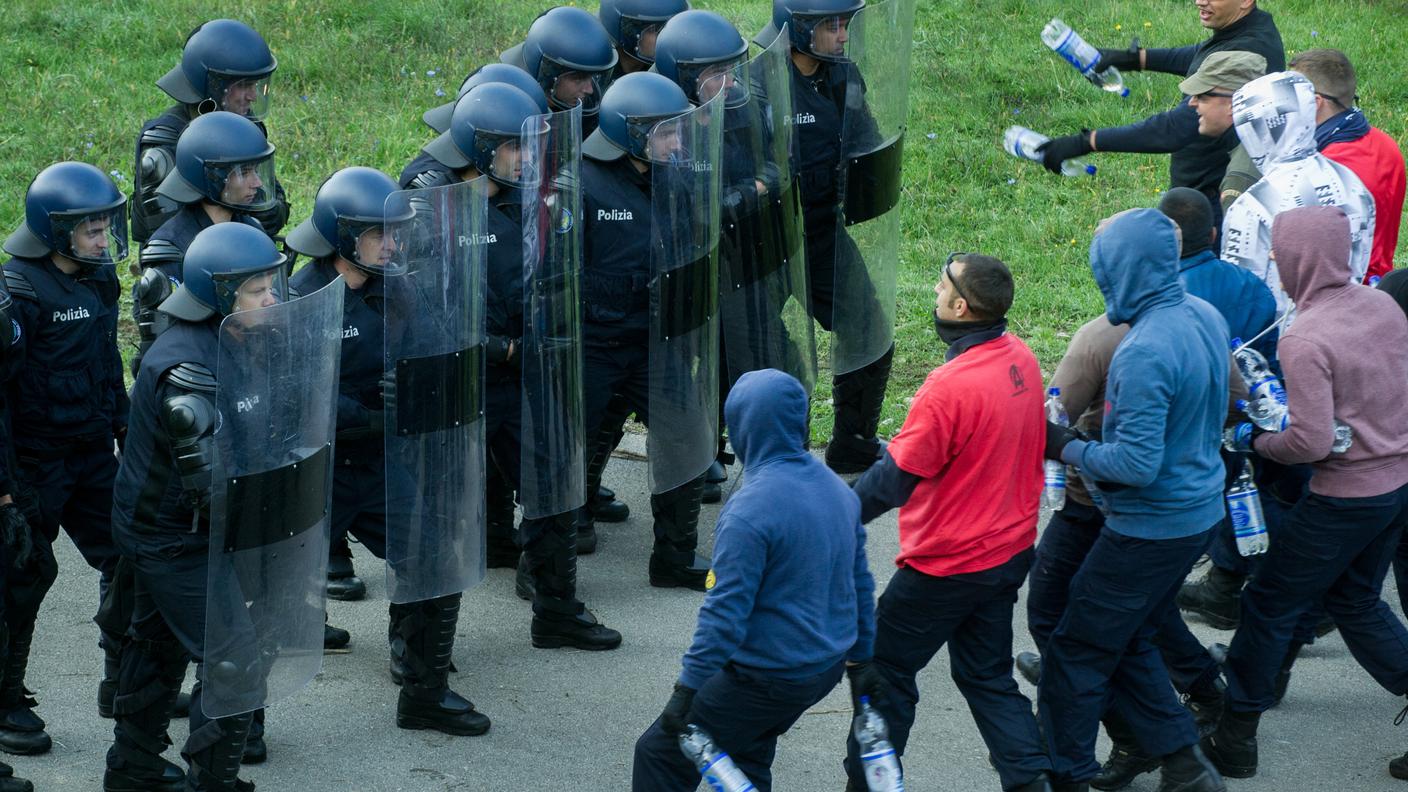Gli agenti sono pronti in caso di disordini