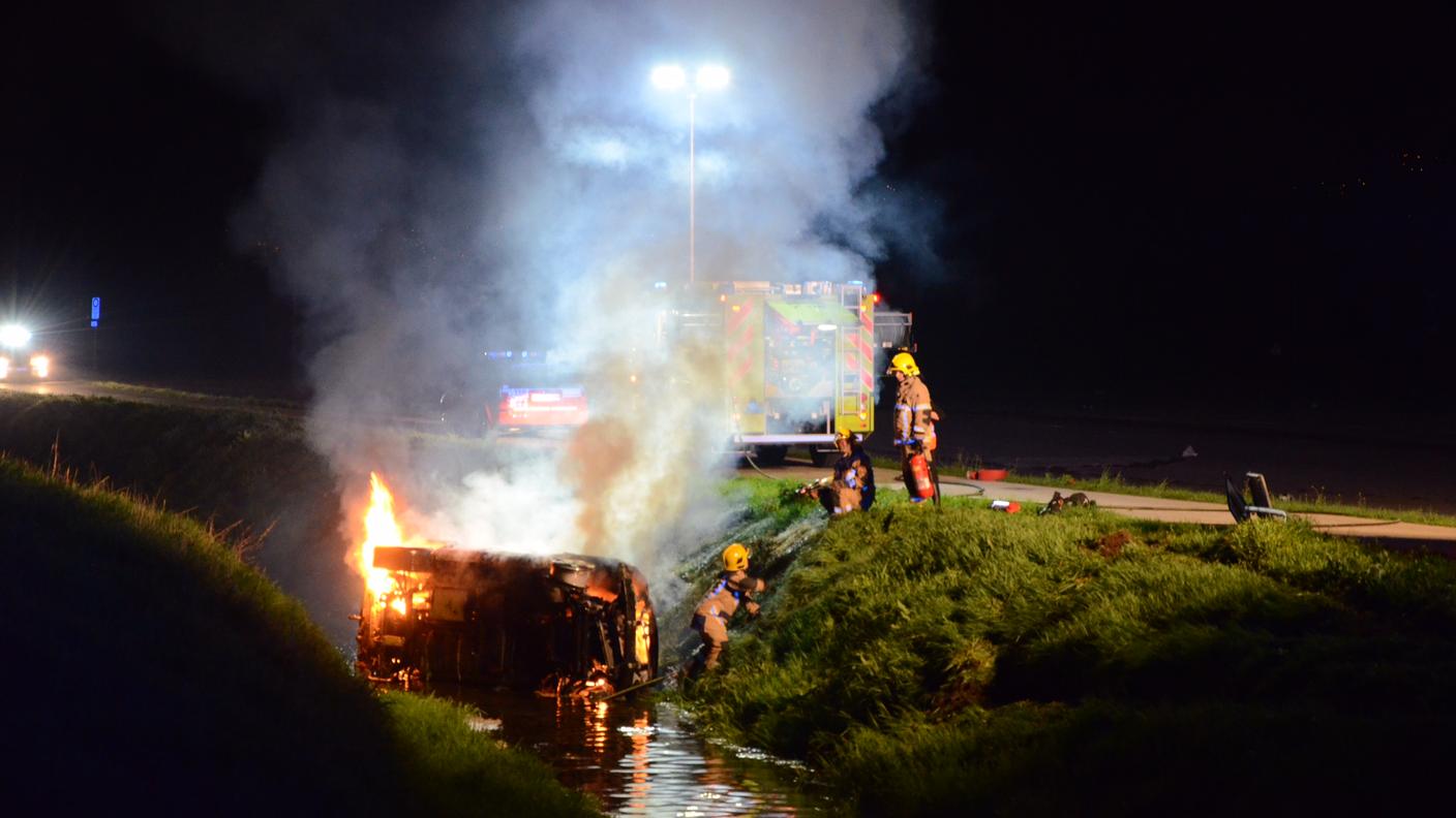 La vettura incendiatasi
