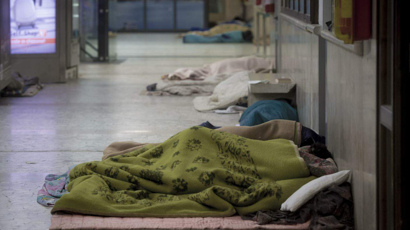Dormivano alla stazione ferroviaria di Como da sette mesi
