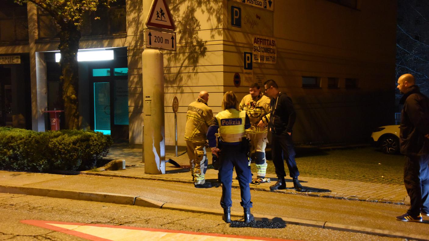 Pompieri e agenti di polizia al lavoro sul luogo dell'incidente