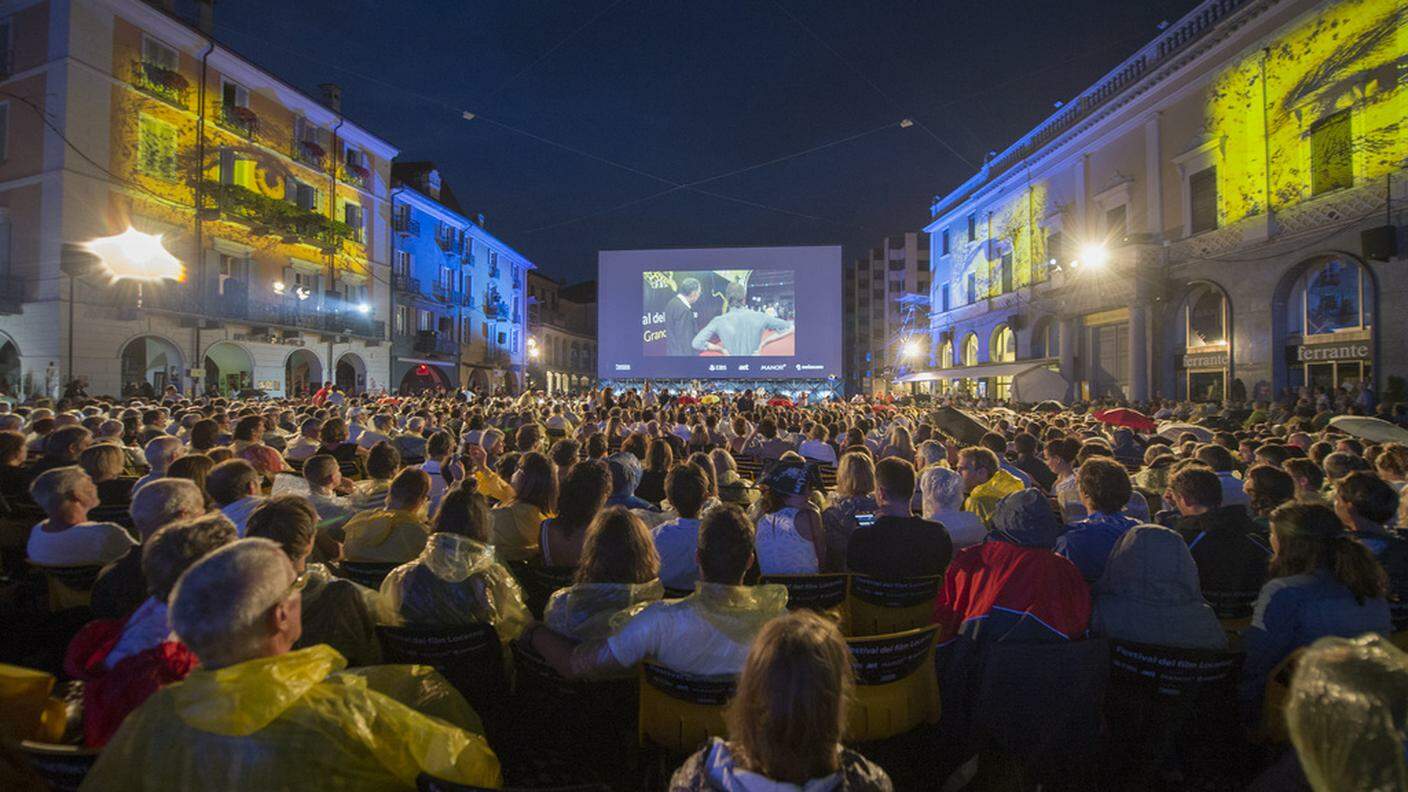 Piazza Grande con lo schermo e il pubblico del Festival internazionale