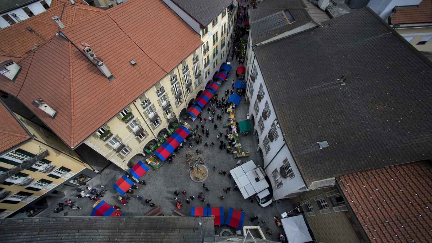 Il mercato del sabato, a Bellinzona, ripreso dall'alto