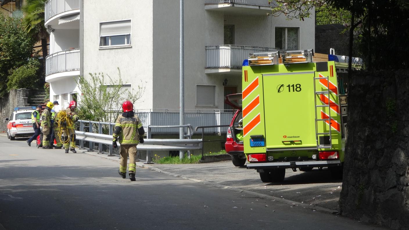 Dopo aver domato le fiamme, i vigili del fuoco hanno liberato i locali dal fumo