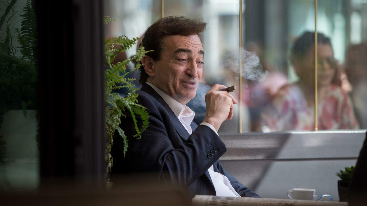 Marco Borradori tranquillo in attesa dei risultati sulla terrazza di un ristorante del centro