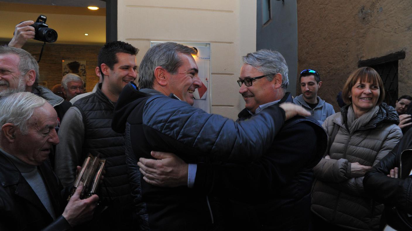 L'ex presidente cantonale PPD Giovanni Jelmini si congratula con Carlo Croci