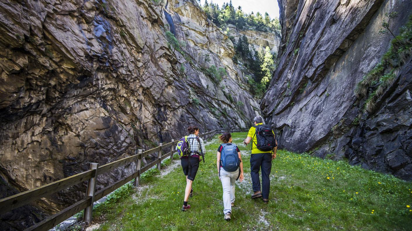 Valle Leventina: Dazio Grande, escursionisti sulla via delle genti
