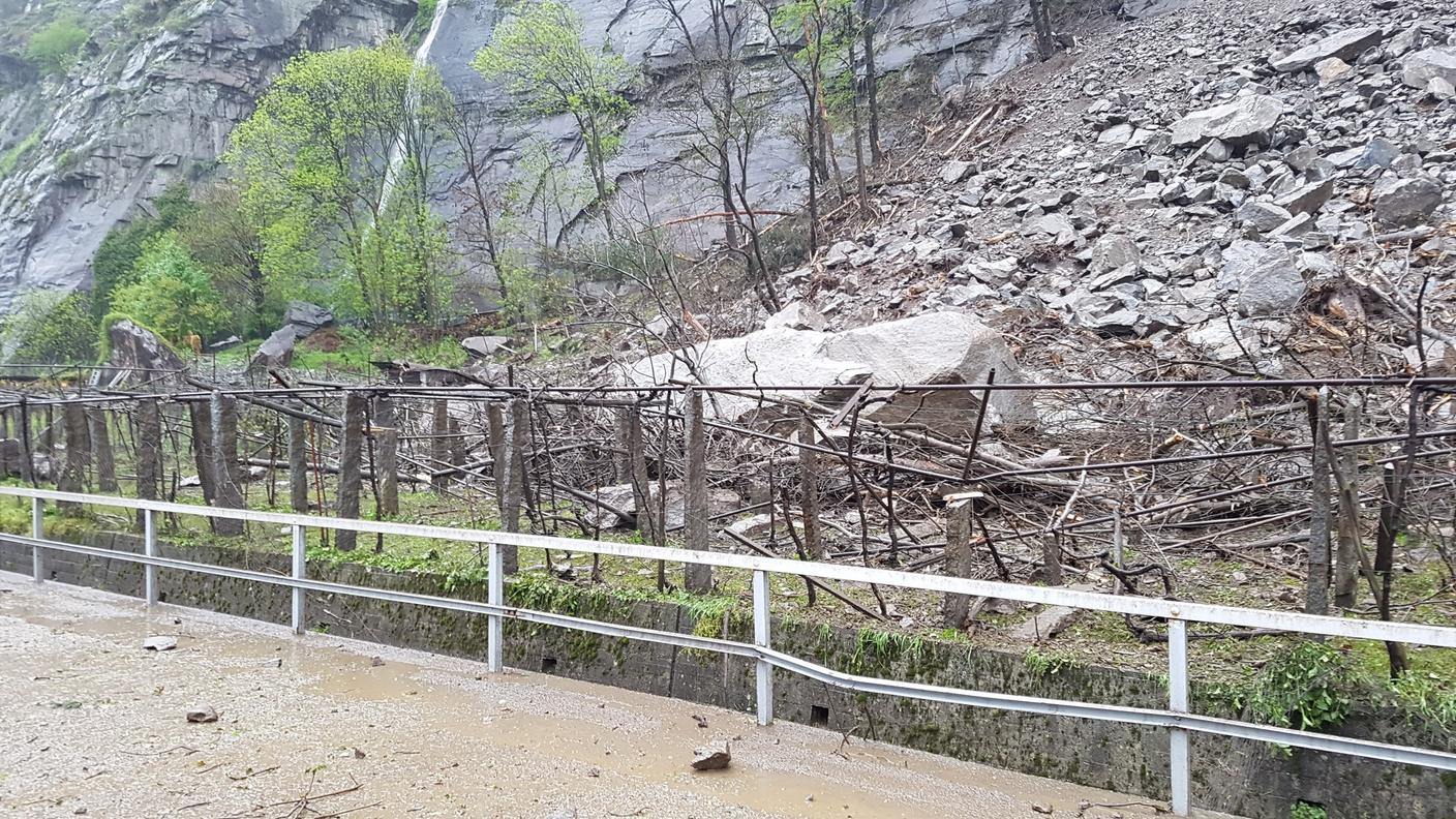 La frana ha lambito la strada comunale