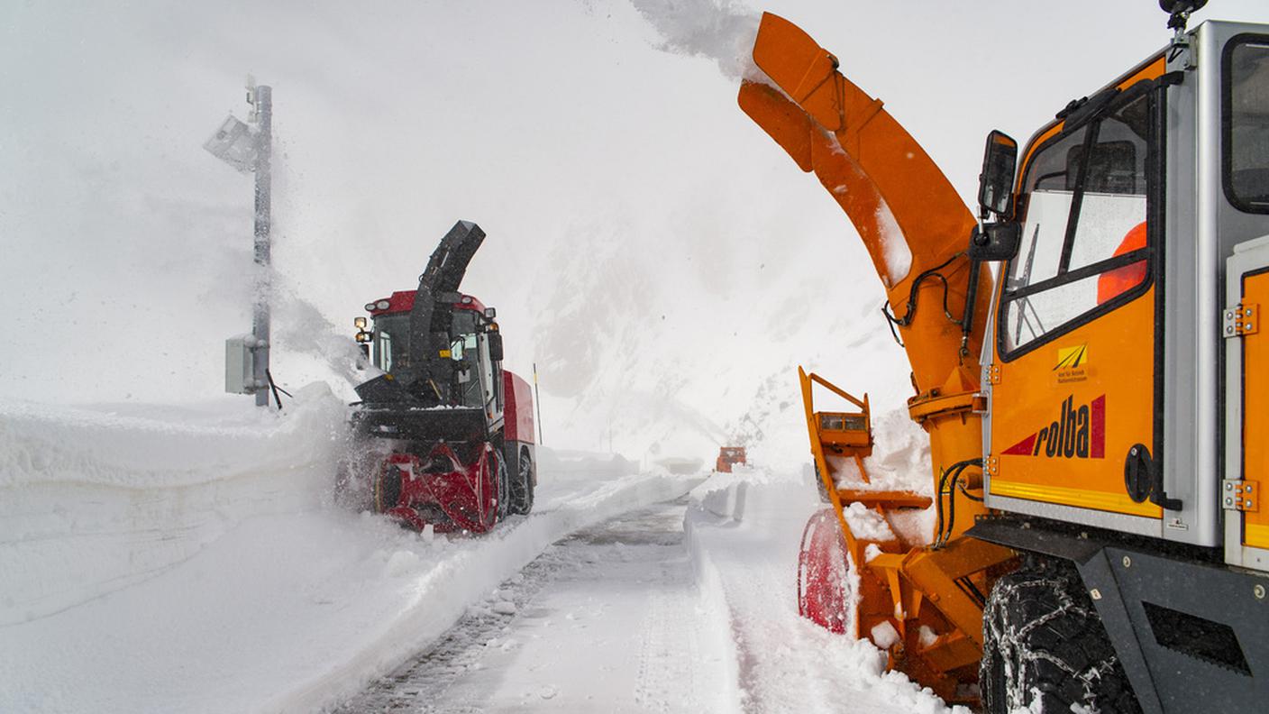 Al lavoro per sgomberare la neve anche sul passo del San Gottardo