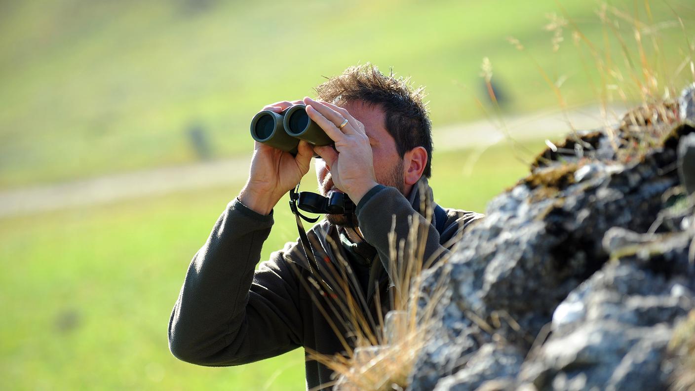 Livio Costa mentre scruta la montagna di Sassalbo cercando un orso