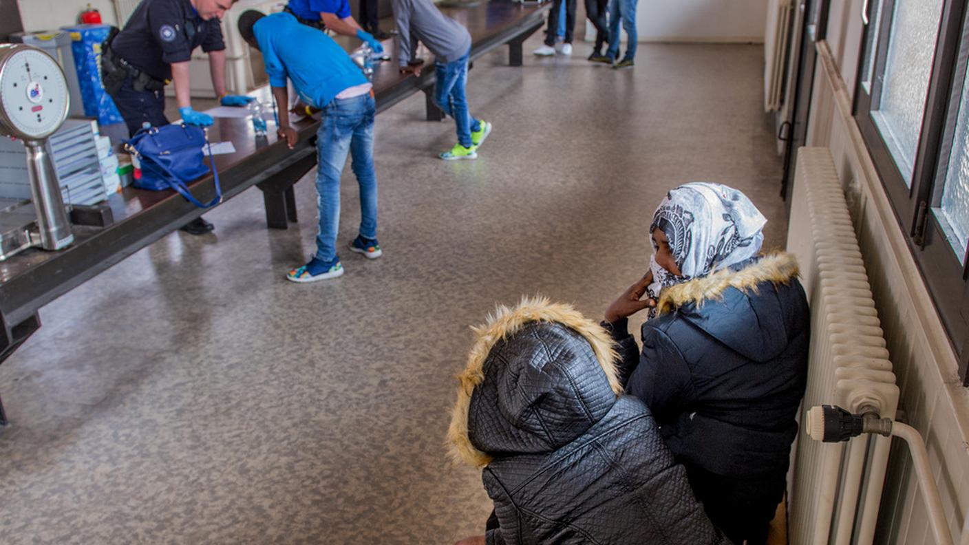 Migranti ai controlli alla stazione di Chiasso