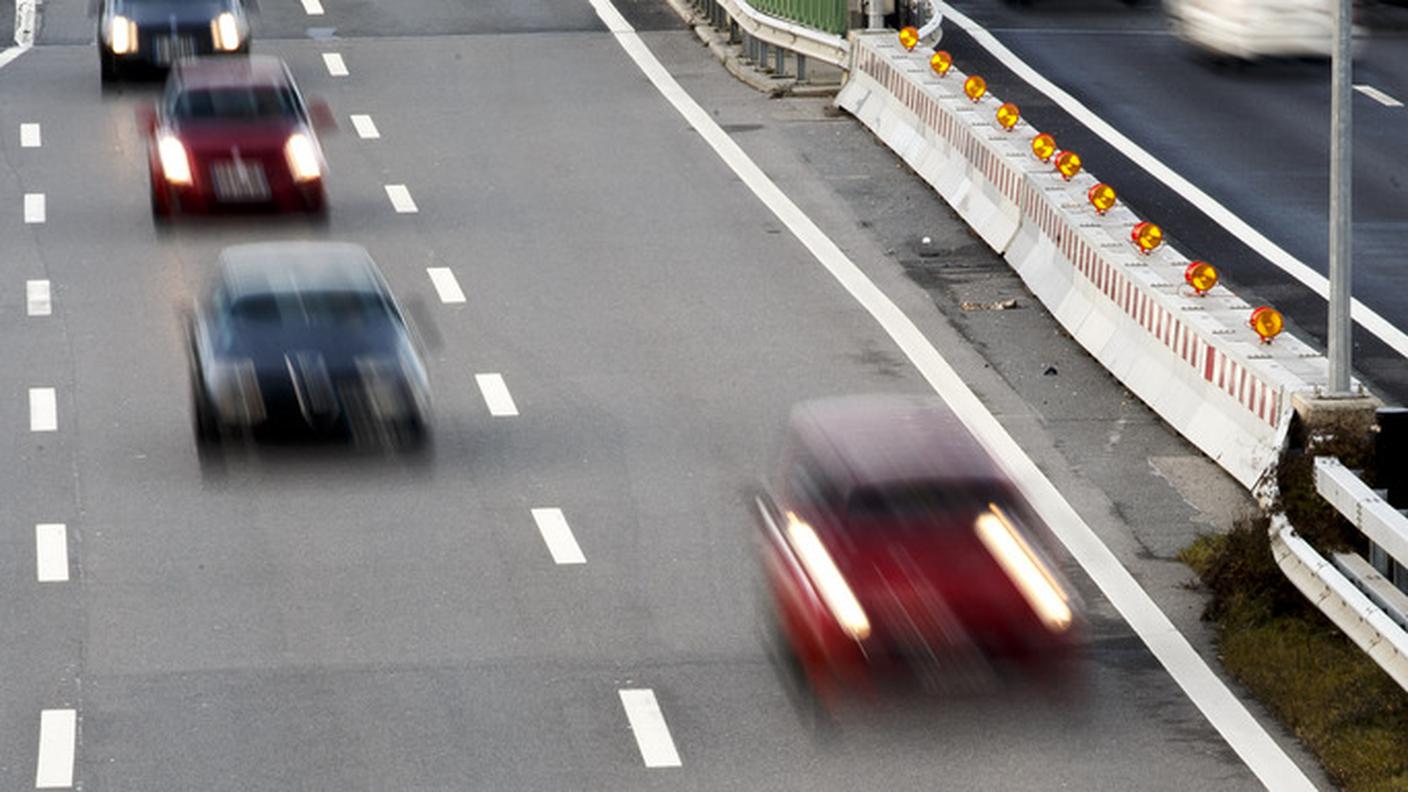 Via sicura prevede un anno di prigione per chi sfreccia a 100 km/h in una località o a 200 km/h sull'autostrada