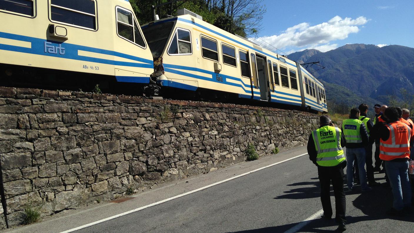 L'impatto ha avuto luogo in un punto in cui la linea sovrasta la cantonale
