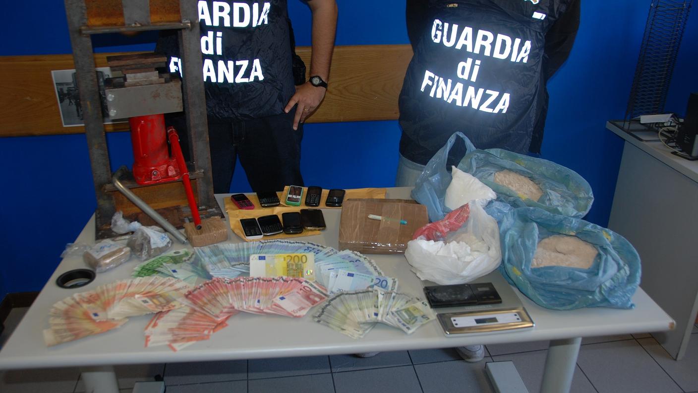 Droga ed euro sequestrati