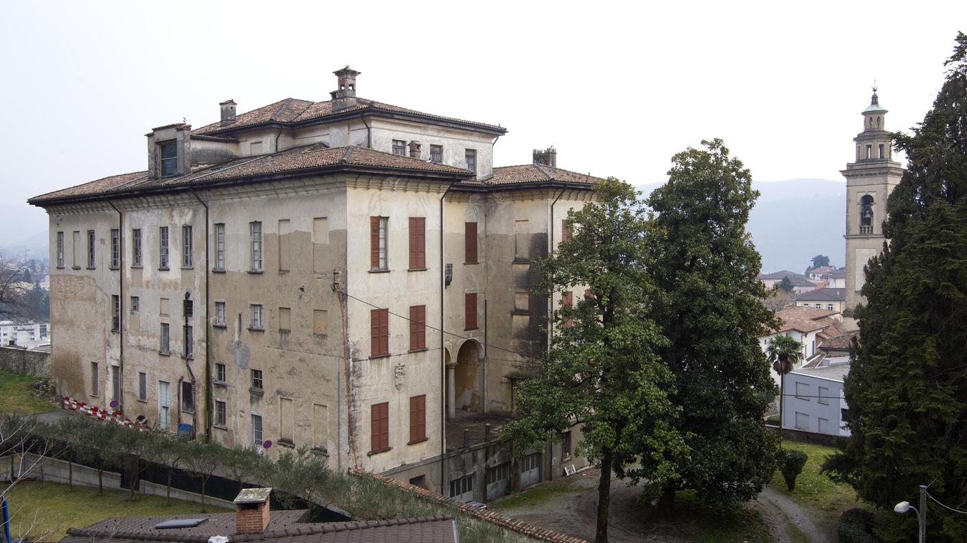 L'edificio sovrasta il centro di Balerna e si sporge sulle gole della Breggia