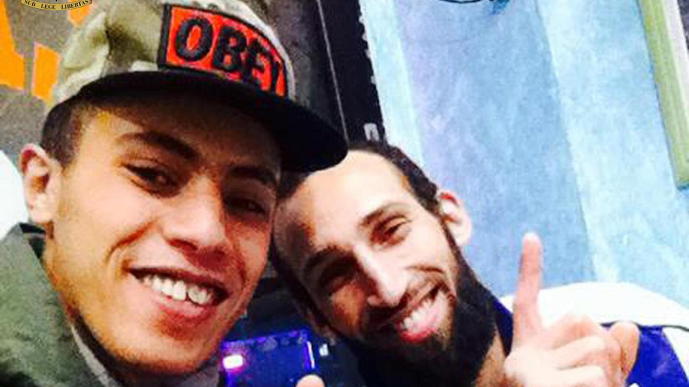 Insieme al fratello di Oussama Khacia (d), il foreign fighters morto in Siria che visse per un certo periodo a Viganello