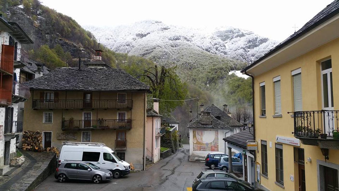 Le montagne innevate immortalate da Comologno